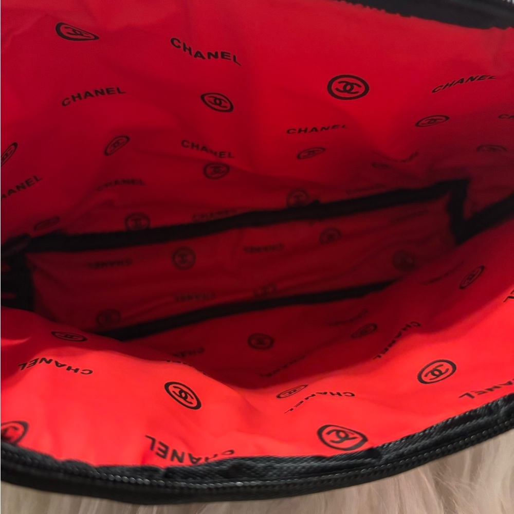 CC Glossy Black Makeup Crossbody Bag - Picture 3 of 5